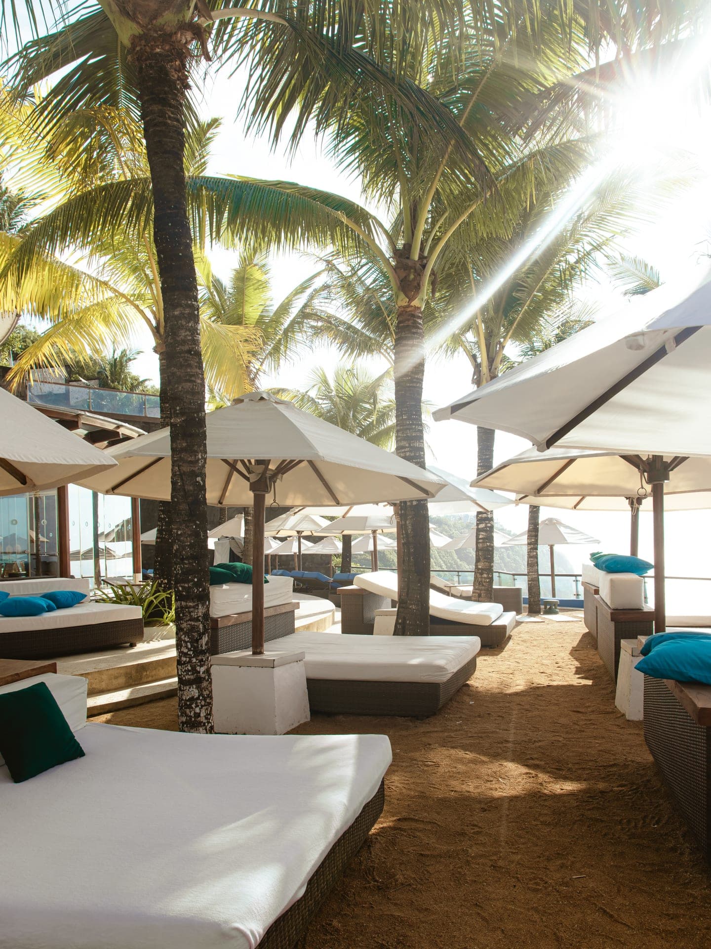 Editorial poolside scene shaped for a refined social presence